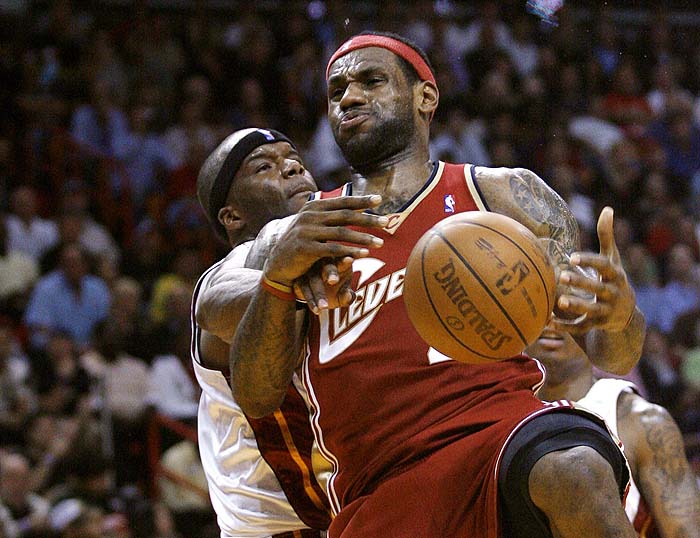 Cleveland Cavaliers LeBron James (R) is fouled by the Miami Heat's Jermaine O'Neal during second quarter NBA basketball action in Miami, Florida January 25, 2010.     REUTERS/Hans Deryk   (UNITED STATES - Tags: SPORT BASKETBALL)