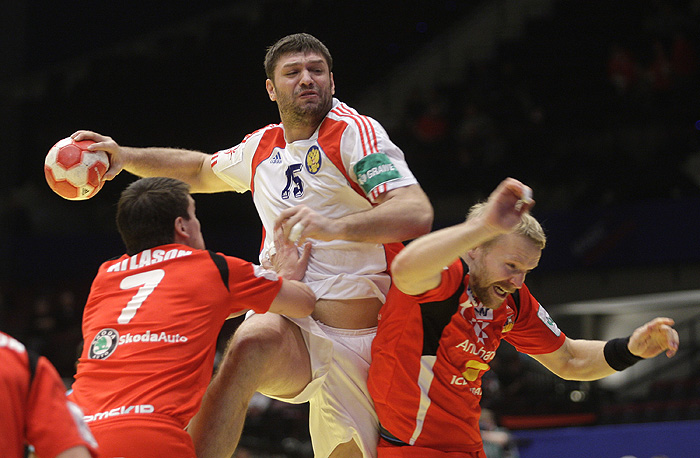 Bec, 260110.?EURO 2010 u rukometu. ?Utakmica 2. kola polufinalne grupe 1: Rusija - Island.Na slici: Arnor Atlason 7, Alexey Rastvortsev 15, Ingimundur Ingimundarson 5.Foto: Nenad Dugi / Cropix