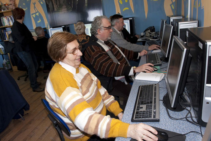 Petrinja, 200109.Udruga IKS provodi besplatnu racunalnu edukaciju za umirovljenike, nezaposlene, te mlade osobe. Tecaj traje tri mjeseca, a polaznici stjecu znanje za uredsko poslovanje. Trenutno tecaj za nezaposlene polazi 50 osoba iz cijele sisacko - moslavacke zupanije.Foto: Miroslav Kis / CROPIX