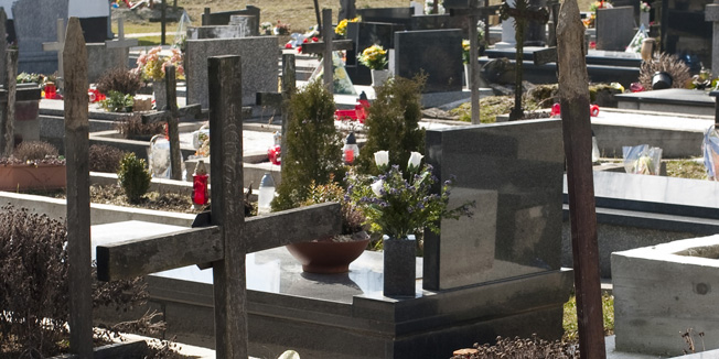 Sisak, 270209.Vandali poharali groblje u Zazini nedaleko od Siska. Razvaljeno sest spomenika i iscupano i razbacano 13 krizeva, te razbijena vrata i prozori mrtvacnice na groblju.Nekoliko krizeva u grobove zabijeno je naopako.Foto: Miroslav Kis / CROPIX