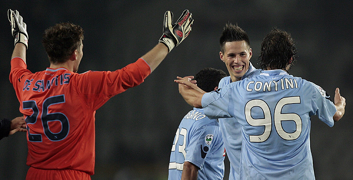 Naples' midfielder Marek Hamsik of Slovakia (C) celebrates the team's victory over Juventus with teammate Matteo Contini (R) and Morgan De Sanctis (L) during their Serie A football match at Turin's Olympic Stadium on October 31, 2009. AFP PHOTO / EMILIO ANDREOLI