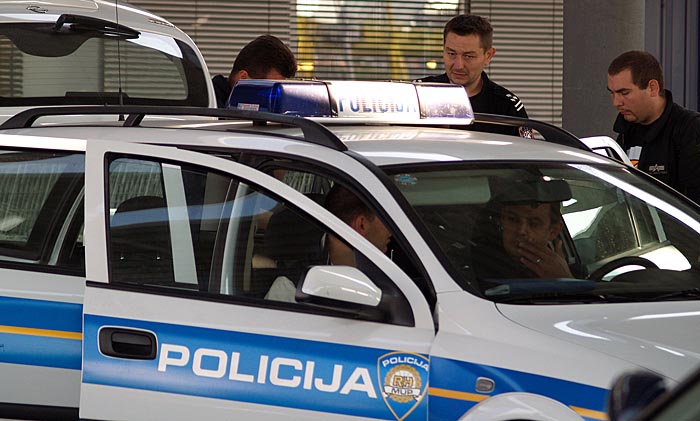 zagreb 300906sesvete ljubljanska metrooruzana pljacka sokol maricna slici u sredini zastitar kojega su opljackaliocevid policijafoto neja markicevic-crn-