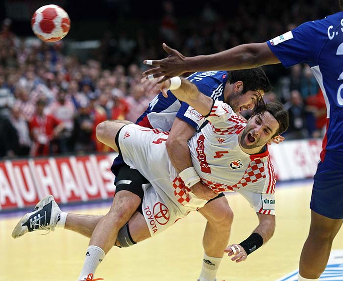 Croatia's Ivano Balic attempts to score next to France's Nikola Karabatic during their Men's European Handball Championship final match in Vienna January 31, 2010. REUTERS/Murad Sezer (AUSTRIA - Tags: SPORT HANDBALL)