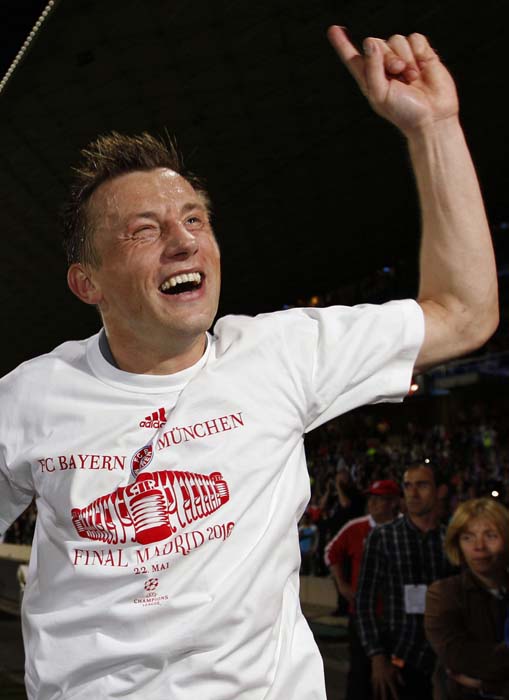 Bayern Munich's Ivica Olic celebrates their win after their Champions League semi-final, second leg soccer match against Olympique Lyon in Lyon April 27, 2010.    REUTERS/Michael Dalder  (FRANCE - Tags: SPORT SOCCER)