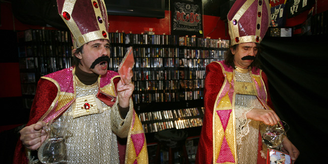 Rijeka, 151209.U rijeckoj podruznici Dallas Music Shop-a odrzana je promocija reizdanja prva dva albuma grupe Let 3. Odjeveni u biskupe Zoran Prodanovic Prlja i Damir Martinovic Mrle vodom su krstili reizdanja albuma Two Dogs Fuckin i El Desperado.Foto: Tea Cimas / Cropix