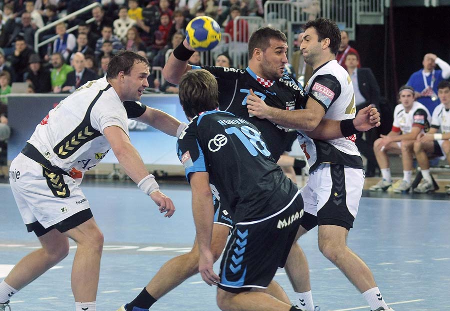 Zagreb, 041210.Arena, rukomet, liga prvaka.Croatia osiguranje - Bosna BH gas.Gyula Gal u napadu.Foto: Bruno Konjevic / CROPIX