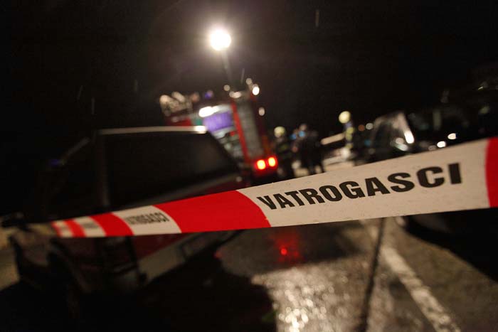 Kastel Stari, 041210.Jos pod nerazjasnjenim okolnostima oko 17h automobil sa vozacem koji je smrtno stradao sletio je u more.Foto: Zvonimir Barisin / CROPIX