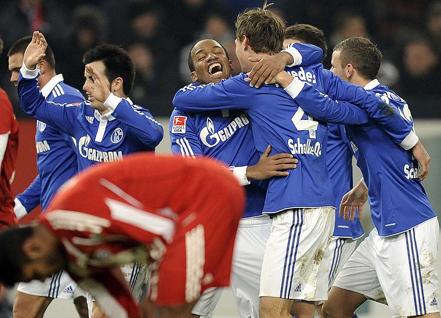 Schalke's Jefferson Farfan, center, celebrates with his team during the German first division Bundesliga soccer match between FC Schalke 04 and Bayern Munich in Gelsenkirchen , Germany, Saturday, Dec.4, 2010. (AP Photo/Martin Meissner) ** NO MOBILE USE UNTIL 2 HOURS AFTER THE MATCH, WEBSITE USERS ARE OBLIGED TO COMPLY WITH DFL-RESTRICTIONS, SEE INSTRUCTIONS FOR DETAILS **