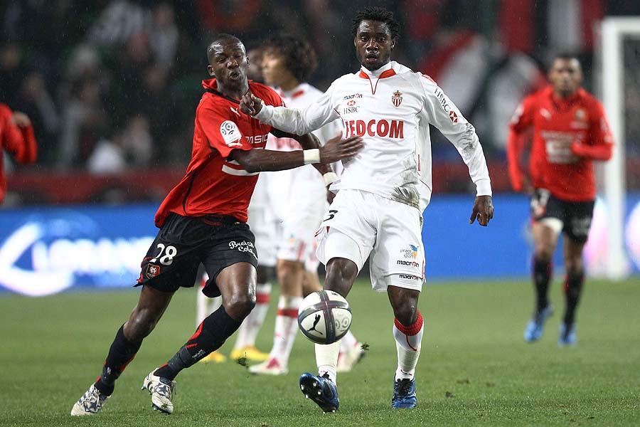 Rennes' midfielder Tongo Doumbia (L) vies with Monaco's defender Julio Nkoilou (R) during their French L1 football match Rennes versus Monaco on December 4, 2010 at the la Route de Lorient stadium in Rennes, western France. AFP PHOTO / THOMAS BREGARDIS