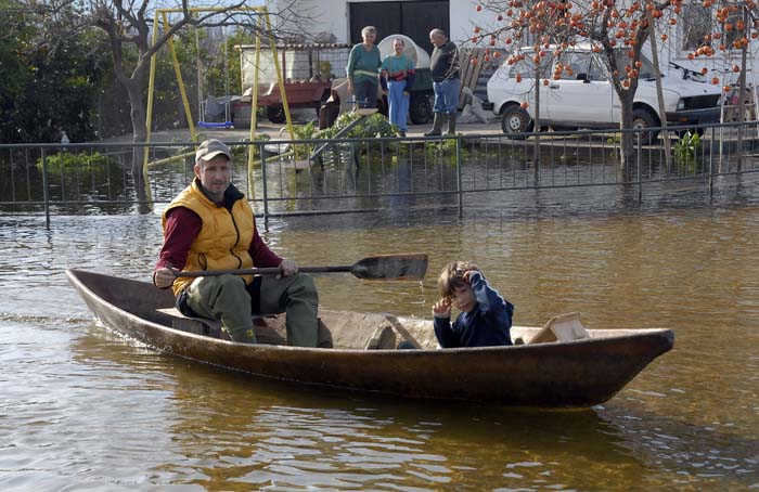Metkovic, 051210.Poplavljeno metkovsko naselje Glibusa i Neretvanska ulica na ljevoj strani Neretve. Rubna su naselja na istocnoj strani Metkovica koja su najteze stradala u poplavi.Iz potopljenih kuca masu ljudi koji su danima okruzeni vodom a najteze je obiteljima sa malom djecom.Volonteri, vatrogasci i druge drzavne sluzbe raznose pomoc poplavljenim kucama.Jedino se camcima i sa dugim cizmama koze kretati.Foto: Denis Jerkovic / Cropix 