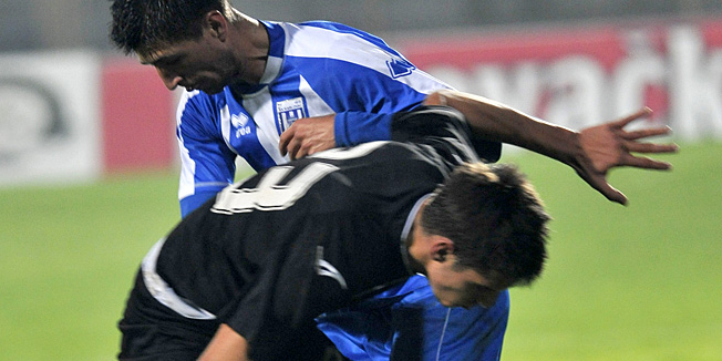 Zagreb, 231010.Karlovac, 1. HNL, Karlovac - Lokomotiva.Na slici: Ivan Peko (23) i Milos Musulin (13).Foto: Bruno Konjevic / CROPIX