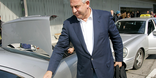 Zagreb, 031009.Zracna luka Pleso.Bivsi hrvatski premijer Ivo Sanader sa suprugom Mirjanom, sletio je u Zagreb avionom iz Frankfurta.Foto: Ranko Suvar / CROPIX