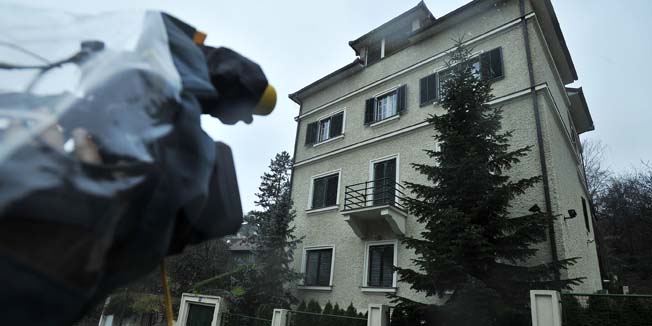 Zagreb, 091210.Radi najave o skidanju saborskog imuniteta zastupniku Ivi Sanaderu, novinarske ekipe su zaposjele Kozarcevu ulicu cekajuci ispred Sanaderove kuce.Foto: Boris Kovacev / CROPIX