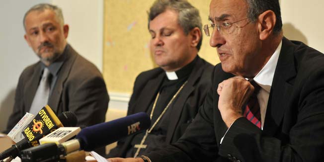 Zagreb, 091210.Kaptol, konferencija za medije povodom Svjetskog dana ljudskih prava i uoci popisa pucanstva 2011. godine i povodom peticije komisije IUSTITIA ET PAX hrvatske biskupske konferencije Vladi i Saboru RH.Na slici: Neven Simac, Vlado Kosic i Gordan Cupic.Foto: Bruno Konjevic / CROPIX