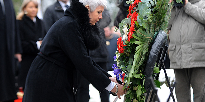 Zagreb, 101210.Mirogoj.Povodom 11. obljetnice smrti prvog hrvatskog predsjednika dr. Franje Tudjmana obitelj, brojne delegacije i mnogi gradjani posjetili su jutros njegov grob na Mirogoju.Na fotografiji: Jadranka Kosor.Foto: Krajac Damir / Cropix