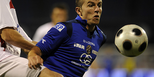 Zagreb, 290810.Prva HNL liga, 6. kolo izmedju Dinama i Cibalie.Na slici: Petar Tomic igrac Cibalie i Ilija Sivonjic.Foto: Drago Sopta / CROPIX