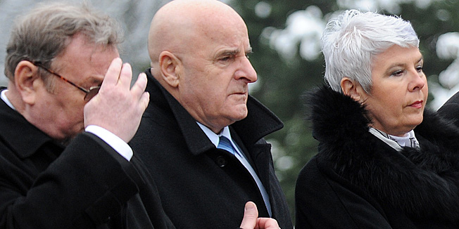 Zagreb, 101210.Mirogoj.Povodom 11. obljetnice smrti prvog hrvatskog predsjednika dr. Franje Tudjmana obitelj, brojne delegacije i mnogi gradjani posjetili su jutros njegov grob na Mirogoju.Na fotografiji:  Vladimir Seks, Ivan Jarnjak, Jadranka Kosor, Darko Milinovic , Andrija Hebrang, Ivan Suker, Radovan Fuks.Foto: Krajac Damir / Cropix