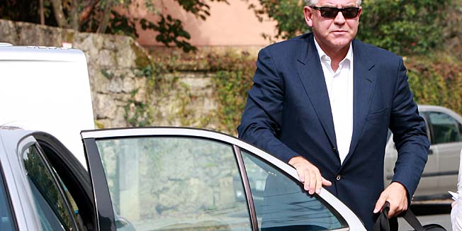 Zagreb,031010.Kozarceva 21.Bivsi premijer Ivo Sanader snimljen na ulasku u kucu. Sanader se jutros sa suprugom Mirjanom vratio iz Amerike.Foto: Ronald Gorsic / CROPIX