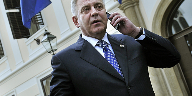 Zagreb, 010709.Vlada Republike Hrvatske, Trg sv. Marka. Dr. Ivo Sanader danas je na izvanrednoj press konferencijidao ostavku na mjesto premijera i svih stranackih duznosti u HDZ-u. Sanader je potvrdio da ce njegovu funkciju u Vladi i stranci preuzeti Jadranka Kosor, dosadasnja potpredsjednica Vlade. Na slici: Ivo Sanader izlazi iz zgrade Vlade nakon sto je na press konferenciji najavio svoj odlazak iz politickog zivota.Foto: Boris Kovacev / CROPIX