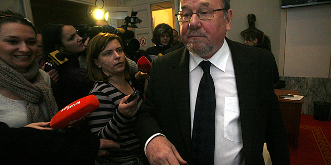 Zagreb,101210.Hrvatski Sabor, nastavak 20. sjednice, Vise od saborske sjednice novinare je zanimala situacija oko povratka i uhicenja Ive Sanadera.Na fotografiji: zastupnik Vladimir Seks .Foto: Damjan Tadic / CROPIX