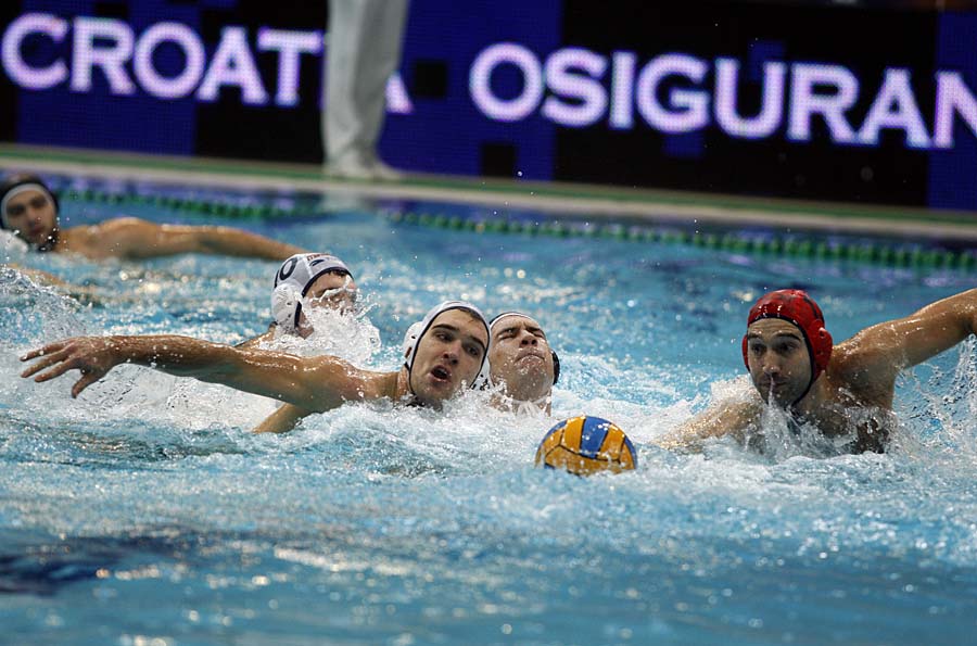 Zadar, 121210.Sportski centar Visnjik. Finale kupa Hrvatske u vaterpolu. Utakmica izmedju VK Primorje i VK Mladost. Na slici igrac Mladosti Ivan Peric (lijevo).Foto: Jure Miskovic / CROPIX