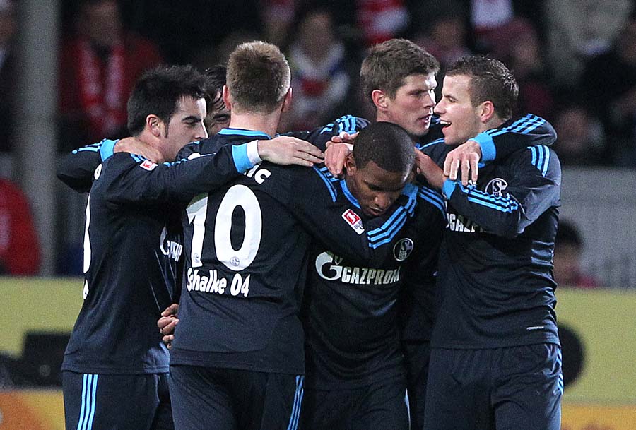 RESTRICTIONS / EMBARGO - ONLINE CLIENTS MAY USE UP TO SIX IMAGES DURING EACH MATCH WITHOUT THE AUTHORISATION OF THE DFL. NO MOBILE USE DURING THE MATCH AND FOR A FURTHER TWO HOURS AFTERWARDS IS PERMITTED WITHOUT THE AUTHORISATION OF THE DFL.Schalke's players celebrate team mate Jefferson Farfan (C) scoring the opening goal during the German first division Bundesliga football match Mainz 05 vs Schalke 04 in the western German city of Mainz on December 12, 2010. AFP PHOTO / DANIEL ROLAND