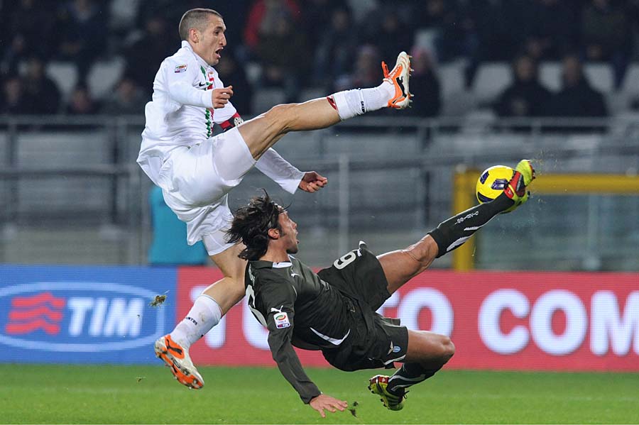 Lazio's Stefano Mauri, right, and Juventus' Giorgio Chiellini fight for the ball during the Serie A soccer match between Juventus and Lazio in Turin, Italy, Sunday, Dec. 12, 2010. (AP Photo/Marco Bertorello)