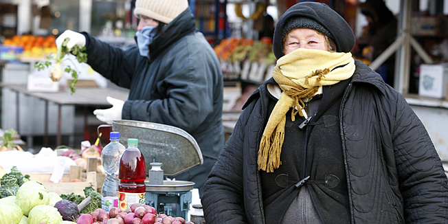 Zagreb, 151210.Tresnjevacki plac.Temperature koje su ovih dana ispod nule najteze podnose kumice na placu koje bez obzira na vrijeme moraju prodavati svoju robu.Foto: Davor Pongracic / CROPIX