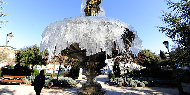 Sibenik ,151210.Temperatura koja se spusta ispod zaledila je vodi u fontani u djardinu i stvorila sliku koja je privlacila poglede Sibencana koja se ne moze vidjeti svake zimeFoto: Niksa Stipanicev / CROPIX