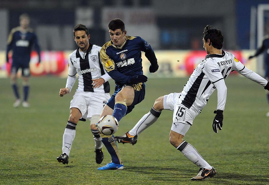 Zagreb, 151210.Stadion Maksimir. Euroliga, nogometna utakmica 6. kola skupine D, susret izmedju NK Dinama i grckog PAOK-a F. C.Na slici: Fatos Baciraj, Pablo Contreras.Foto: Damir Krajac / CROPIX