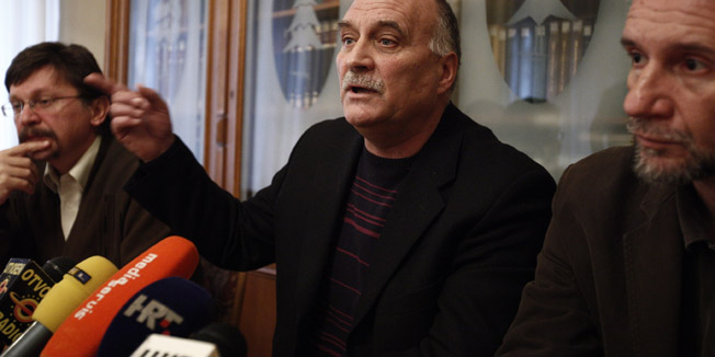 Zagreb, 171110.Koordinacija sindikalnih sredisnjica odrzala je na Mazuranicevom trgu press konferenciju s temom pitanja referenduma i prosvjednim aktivnostima.Na slici: Ozren Matijasevic HUS, Vilim Ribic MHS, Kresimir Sever NHS.Foto: Dragan Matic / CROPIX