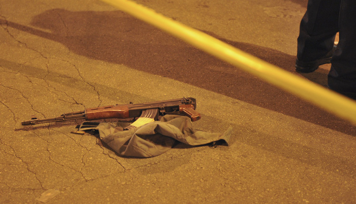 Sarajevo, 161210.Naoruzani muskarac u poslijepodnevnim satima otvorio je vatru iz automatske puske u centru Sarajeva. Pucnjavu je usmjerio prema policajcima, od kojih je jedan ranjen.Na slici: Puska iz koje je naoruzani muskarac pucao.Foto: CROPIX