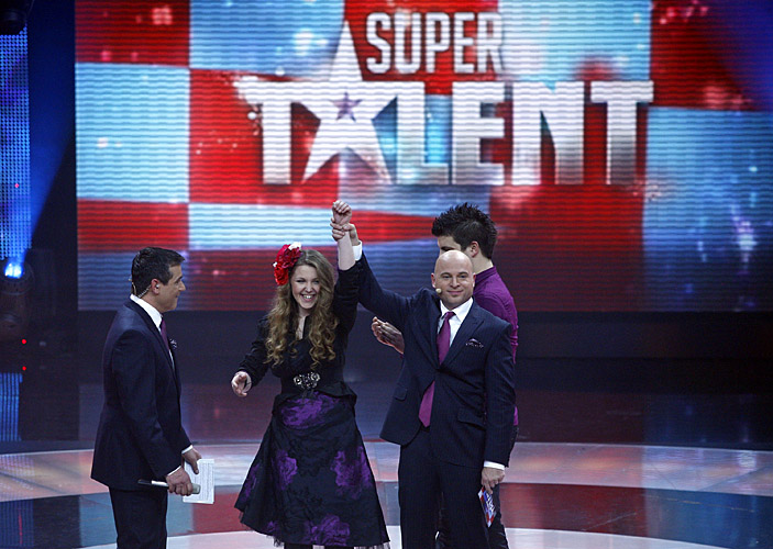 Zagreb, 171210.U studiu 2 Jadran filma odrzano je super finale druge sezone showa Nove TV Supertalent.Pobijedila je Viktorija Novosel.Na slici: Viktorija Novosel, Igor Mesin i Rene Bitorajac.Foto: Neja Markicevic / CROPIX