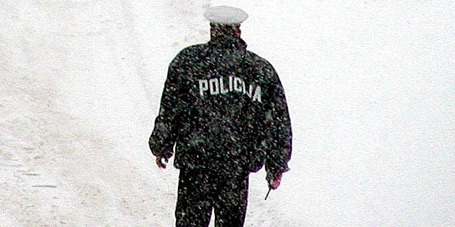 varazdin, 070103prometni kolaps na ulazu u varazdin iz zagreba / policija je zatvorila promet po nadvoznjaku zbog kamiona koji je zapeofoto zeljko hajdinjak-pok-snijeg