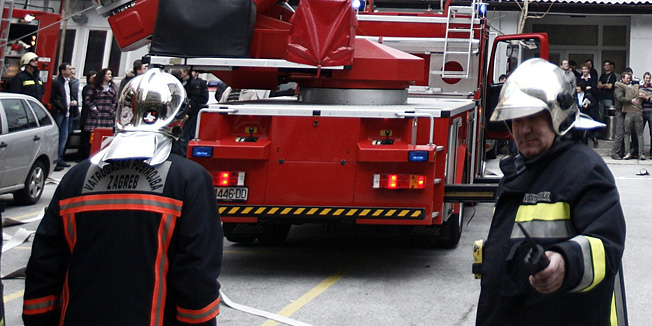 Zagreb, 071210.Vatrogasna vjezba u Kupskoj ulici u zgradi T-com.Na slici: vatrogasci.Foto: Dragan Matic / CROPIX