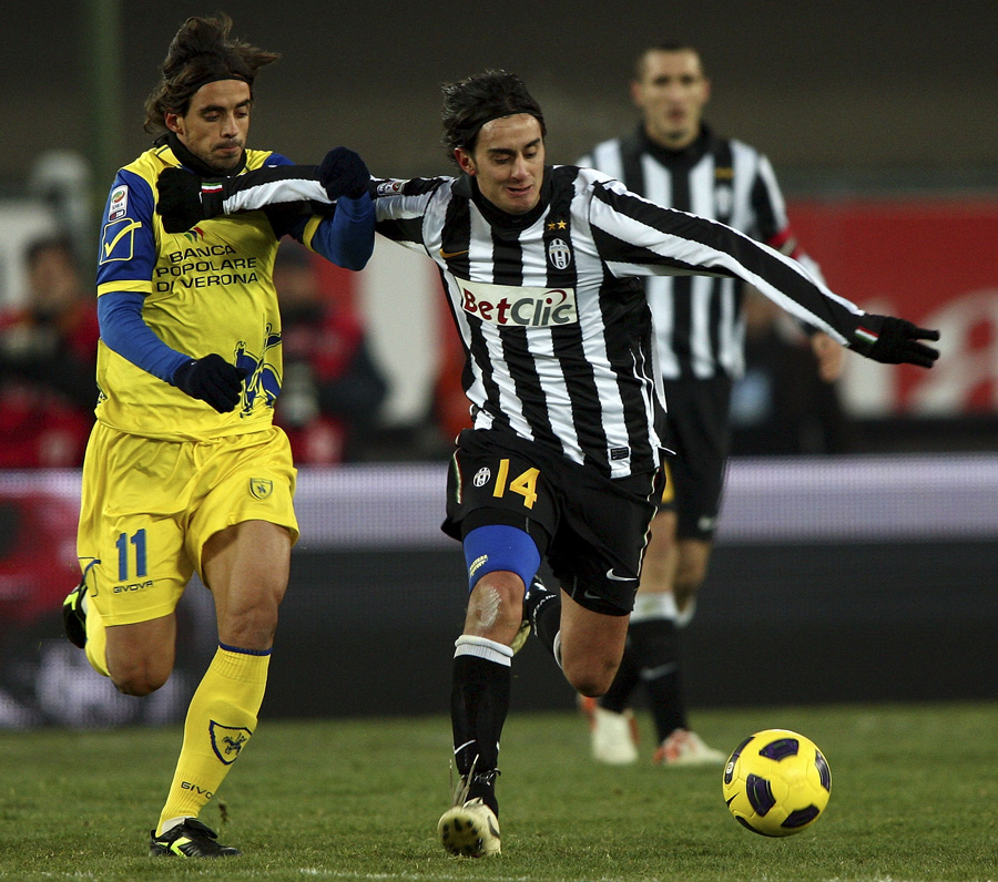 Juventus' Alberto Aquilani, right, is challenged by Chievo's Pablo Granoche of Uruguay during a Serie A soccer match between Chievo and Juventus in Verona, Italy, Sunday, Dec. 19, 2010. (AP Photo/Franco Debernardi)