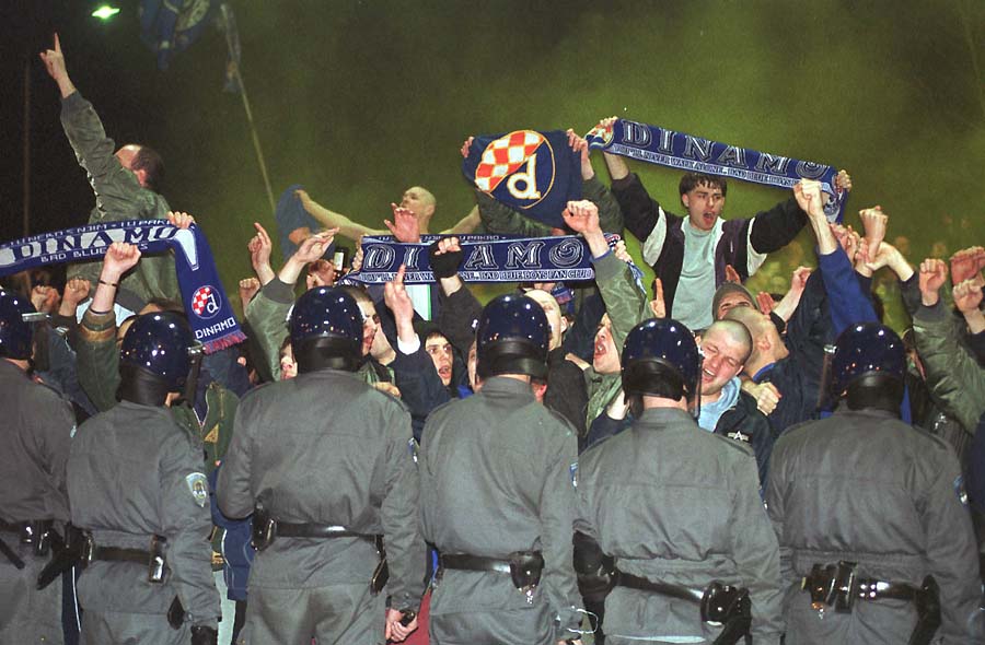 zagreb,140200stadion u maksimiru,skupstina nk croatia (dinamo), navijaci dinama koji su ispred stadiona pozdravljali promjenu imena foto: tomislav serdar