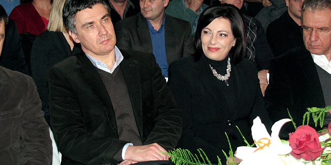 Sisak, 211210.SDP je u Sisku zapoceo predizbornu kampanju. Pred oko tisucu SDP-ovaca 6. izborne jedince okupljenim u Hotelu Panonija, predsjednik SDP-a Zoran Milanovic je pozvao na ozbiljan rad, obilazak svih gradjana i borbu za svaki glas. Na slici: Zoran Milanovic i Marina Lovric Merzel, izborna koordinatorica SDP-a za 6. izbornu jedinicu.Foto: Mate Piskor / CROPIX