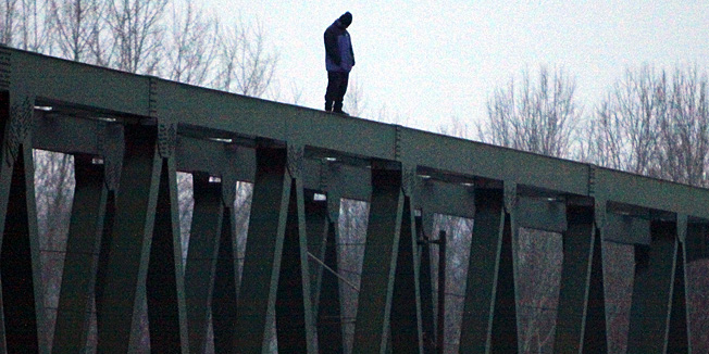 Botovo, 221210.U kasnim vecernjim satima u mjestu Botovo nedaleko Koprivnice odigrala se prava drama na zeljeznickom mostu preko rijeke Drave a zbog nastale situacije prekinut je bio i medjunarodni promet vlakova iz Madjarske. Muskarca koji se popeo na zeljeznicki most spasila je policija, vatrogasci i saborski zastupnik HDZ-a Stipe Milinkovic koji je s njim pregovarao.Na slici: muskarac stoji na vrhu na zeljeznickog mosta.Foto: Nikola Wolf / Podravski list/ CROPIX