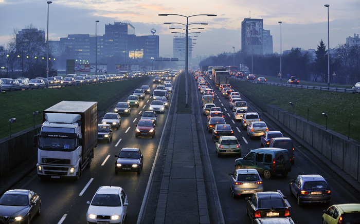 Zagreb, 231210.Guzve u gradu, poput ove na Slavonskoj aveniji, uobicajena su pojava u predbozicno vrijeme dok gradjani u zadnji tren kupuju poklone ili bjeze iz grada na produzeni vikend.Foto: Boris Kovacev / CROPIX
