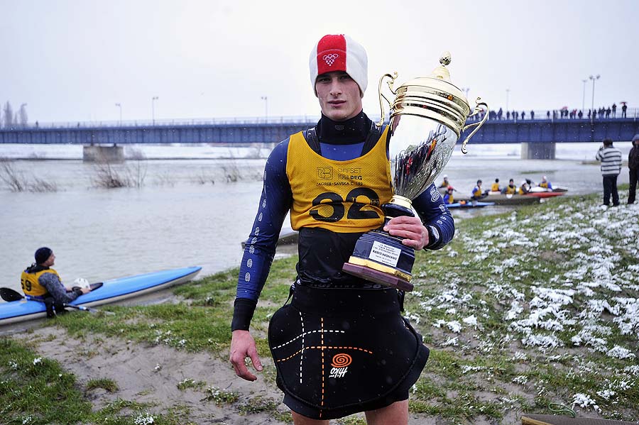 Zagreb, 261210.Savski nasip pored Veslacke.Stefanjski spust Savom i memorijalna utrka Tibor Saramo za kanuiste i kajakase.Na slici: Ukupni pobjednik - kajakas Filip Karamarko.Foto: Boris Kovacev / CROPIX