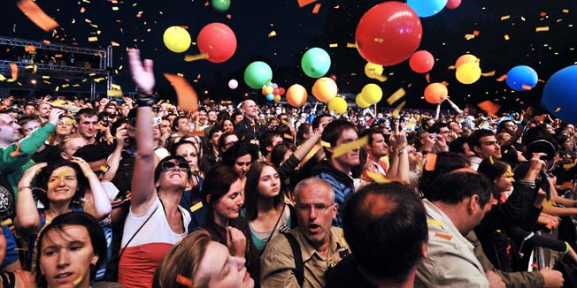 Zagreb, 230610.Na Jarunu se od 21.-23.06. odrzava glazbeni spektakl T-Mobile INmusic festival na kojem ce nastupiti mnogobrojni izvodjaci kako iz zemlje tako i svijeta.Danas se odrzava zadnji dan festivala.Na fotografiji: The Flaming lips, publika.Foto: Boris Kovacev / CROPIX