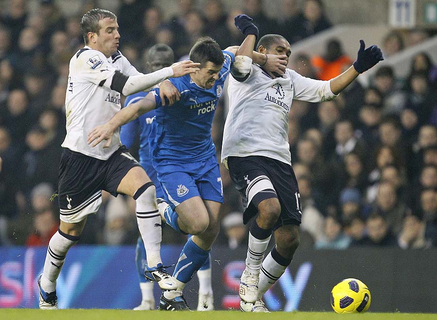 Tottenham Hotspur's Rafael Van Der Vaart, left, and Wilson Palacios, right, go for the ball with Newcastle United's Joey Barton during their English Premiership soccer match at Tottenham's White Hart Lane stadium, in London, Tuesday, Dec, 28  2010 . (AP Photo/Alastair Grant) ** NO INTERNET/MOBILE USAGE WITHOUT FOOTBALL ASSOCIATION PREMIER LEAGUE(FAPL)LICENCE. CALL +44 (0) 20 7864 9121 or EMAIL info@football-dataco.com  FOR DETAILS **