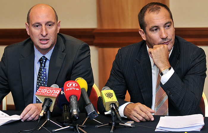 Zagreb, 170609.Hotel WestinPress konferencija povodom izbora novog predsjednika Udruge profesionalnih klubova prve hrvatske nogometne lige, Roberta Markulina (direktor NK Slaven Belupo).Na slici: Robert Markulin i dosadnji predsjednik Igor Stimac.Foto: Boris Kovacev / CROPIX