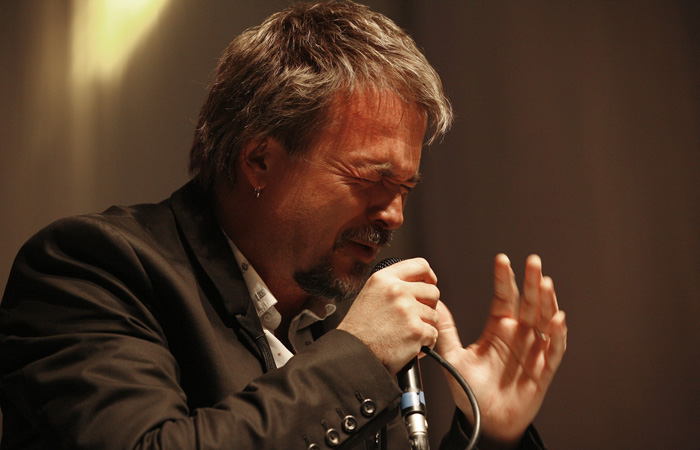 Zagreb, 151208.Bozicni koncert T-Mobile-a odrzao se veceras u Hypo centru, Vukovarska ulica.Na slici: Gibonni.Foto: Biljana Gaurina / CROPIX