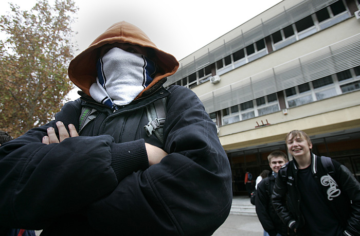 Osijek, 141108.Jutros oko 9 sati rastrojeni ucenik I. razreda Elektrotehnicke i strojarske skole I.M. (15) napao je uciteljicu povijesti a nesluzbeno se spominje i prijetnja ubojstvom. Ucenik je po dolasku policije fizicki napao i policajca no ubrzo je savladan i prebacen u policijsku stanicu. Na slici ilustracija - maloljetni ucenici ispred iste skole skole u koju je novinarima zabranjen pristup.Foto: Igor Sambolec / CROPIX