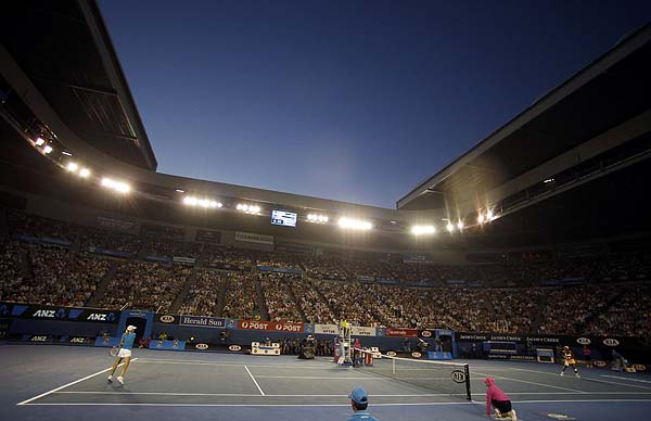 Belgium's Justine Henin plays Serena Williams of the U.S. in the women's singles final at the Australian Open tennis tournament in Melbourne January 30, 2010.  REUTERS/Daniel Munoz  (AUSTRALIA - Tags: SPORT TENNIS)