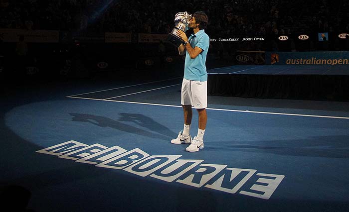 Roger Federer of Switzerland kisses the champion's trophy after defeating Britain's Andy Murray in the men's singles final of the Australian Open tennis tournament in Melbourne January 31, 2010. REUTERS/Daniel Munoz  (AUSTRALIA - Tags: SPORT TENNIS)