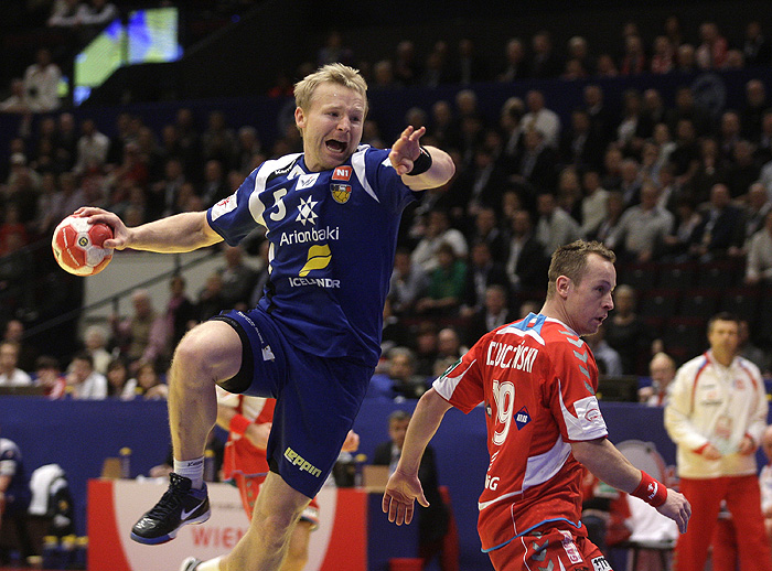 Bec, 310110.Austrija je domacin EURO 2010 u rukometu od 19-31 01.10. U Becu se igraju utakmice poufinala i finala. Polufinale su izborile reprezentacije Islanda, Francuske, Poljske i Hrvatske. U polufinalnim utakmicama finale su izborile reprezentacije Francuske i Hrvatske.Utakmica za 3.mjesto Island - PoljskaNa slici:  Ingimundur Ingimundarson 5, Tomasz Tlucznski 19.Foto: Nenad Dugi / Cropix