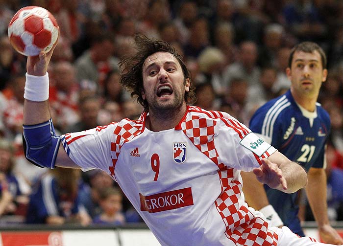 Croatia's Igor Vori (L) attempts to score next to France's Michael Guigou during their Men's European Handball Federation Championship final match in Vienna January 31, 2010. REUTERS/Murad Sezer (AUSTRIA)